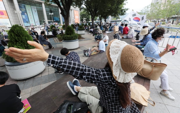 관할 구청에서 시설 폐쇄 결정이 내려진 서울 성북구 사랑제일교회가 광화문 광장에서 대변 예배를 강행한 22일 서울 광화문 일대에서 신도들이 유튜브로 예배를 드리고 있다. 성북사랑제일교회는 사회적 거리두기 4단계로 대면 예배가 금지된 이후인 지난달 18일부터 5주 연속 일요일마다 대면 예배를 진행해왔다. 특히 광복절 연휴 때는 800명의 신도들이 몰린 것으로 드러났다. 사진=뉴스1