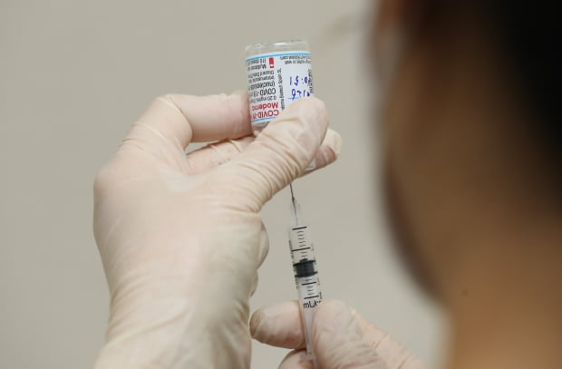 광주 북구의 한 병원에서 대상자들에게 접종할 모더나 백신을 의료진이 준비하고 있는 모습. 사진=연합뉴스
