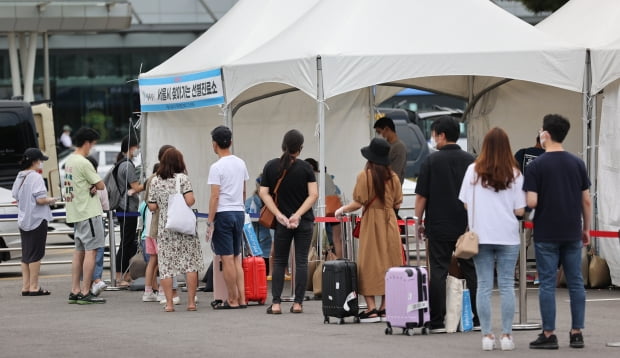 22일 서울 김포공항 국내선 주차장에 설치된 '찾아가는 선별진료소'에서 항공기를 이용해 지방에서 올라온 시민들이 코로나19 검사를 받고 있다. 이날 국내 신종 코로나바이러스 감염증(코로나19) 확산세가 지속 중인 가운데 신규 확진자 수는 1600명대 초반을 기록했다. 사진=연합뉴스