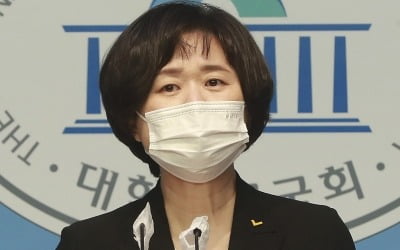 "첫 페미 대통령 되겠다"…정의당 이정미, 대선 출마 선언