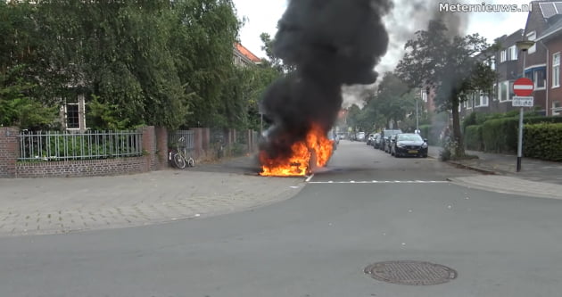 지난 14일(현지시간) 네덜란드 흐로닝언. 폭스바겐 ID.3에서 화재가 발생했다. 사진=유튜브 채널 'Meternieuws' 캡처