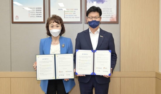 사진=업무협약 중인 한국사회복지공제회 강선경 이사장과 공주시 김정섭 시장. 한국사회복지공제회 제공.