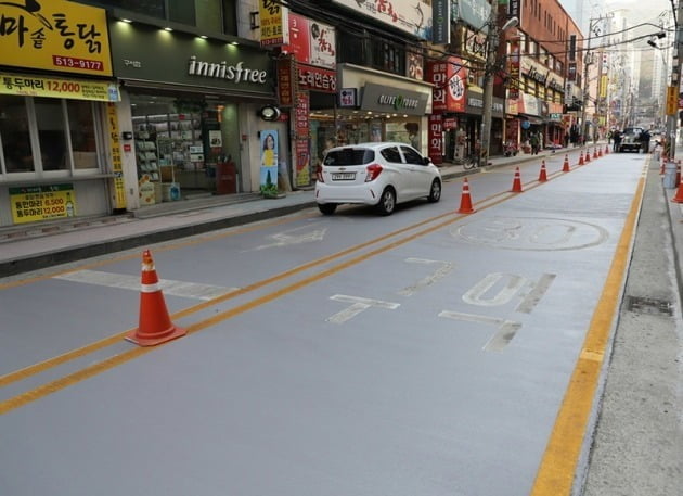 부산시 구서역 도로에 노루페인트의 에너지세이버 쿨로드가 시공된 모습. 