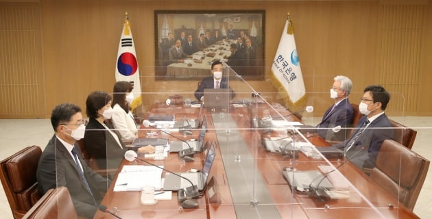 이주열 한국은행 총재가 26일 오전 서울 중구 한국은행에서 열린 금융통화위원회 본회의에서 회의를 주재하고 있다. (사진 = 한국은행)