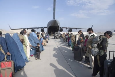  로이터 "카불공항 밖 폭발로 미군 3명 부상 가능성"