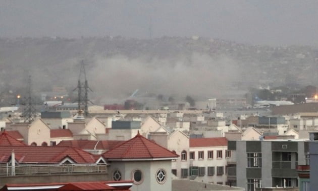 아프간 수도 카불 공항 인근에서 26일(현지시간) 폭발이 발생했다/사진=EPA
