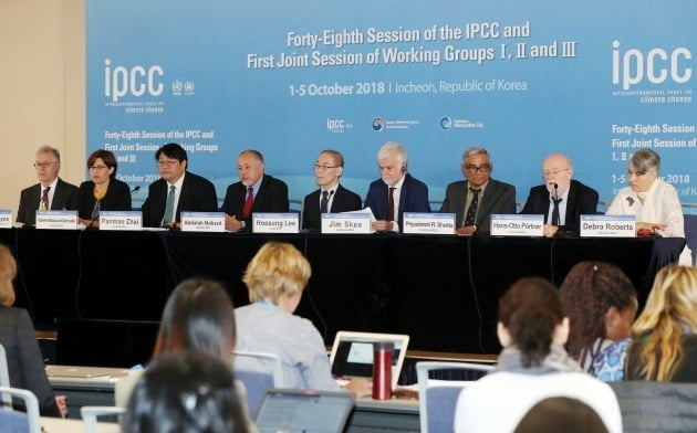 2018년 '제48차 기후변화에 관한 정부간 협의체(IPCC) 총회' 기자회견에서 '지구온난화 1.5도' 특별 보고서에 대해 설명하고 있다.  