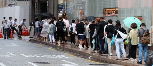 서울 시내 한 백화점 명품관 앞에서 번호표를 받기 위해 기다리는 시민들의 모습. 사진=뉴스1