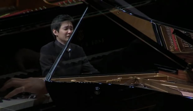 피아니스트 임동혁이 베토벤 피아노 소나타 제14번 c#단조 '월광'을 연주하는 모습. 사진 출처=크레디아