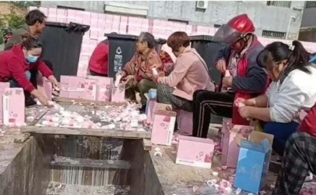 지난 5월 중국에서 아이돌 투표를 하기 위해 우유 뚜껑에 있는 QR코드 챙기고 우유를 버리고 있는 모습 /사진=텅쉰
