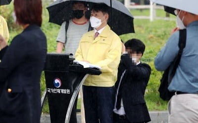 "우산 받쳐든 직원, 무슨 생각했을지"…'황제의전' 비난 여론