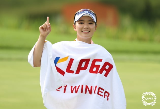 이다연이 한화클래식 2021에서 우승을 차지한 뒤 손가락으로 숫자 1을 만들어 보이고 있다. KLPGA 제공