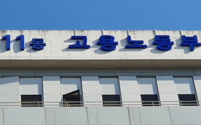 숙박음식업 종사자 6.4만명 급감…4차 대유행 '직격탄'