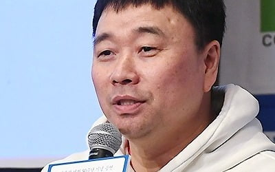 강원래 "백신 맞은 지인 심정지 와 산소호흡기 의지…도와달라"