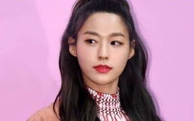 설현, '권민아 논란' 침묵 깨고 소통 나설까…유튜브 개설