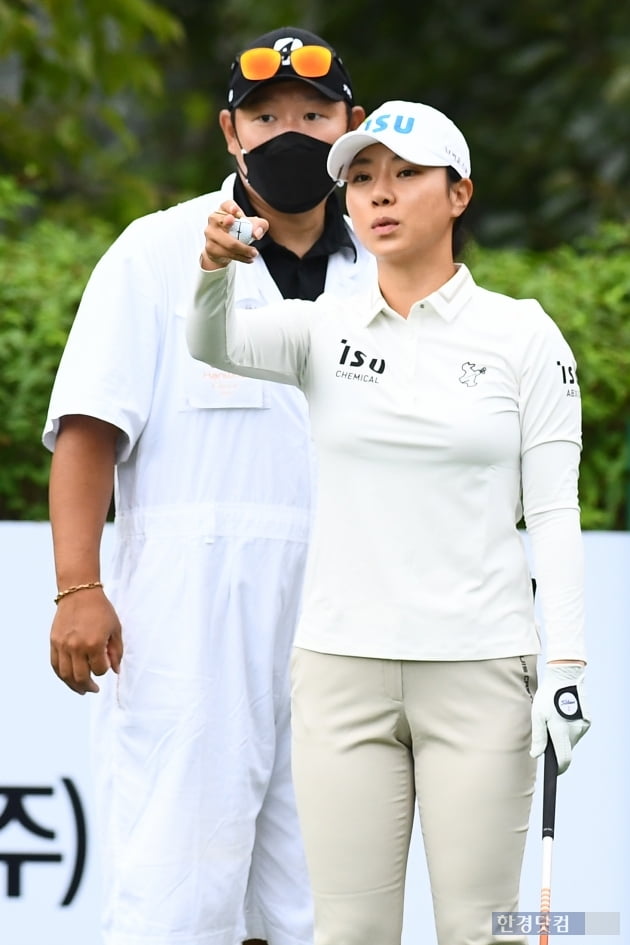 [포토] 박희영, '캐디와 상의중'