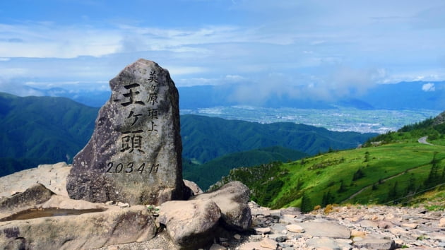 호텔 뒤편 해발 2,034M를 알리는 정상 표석 / JAPAN NOW