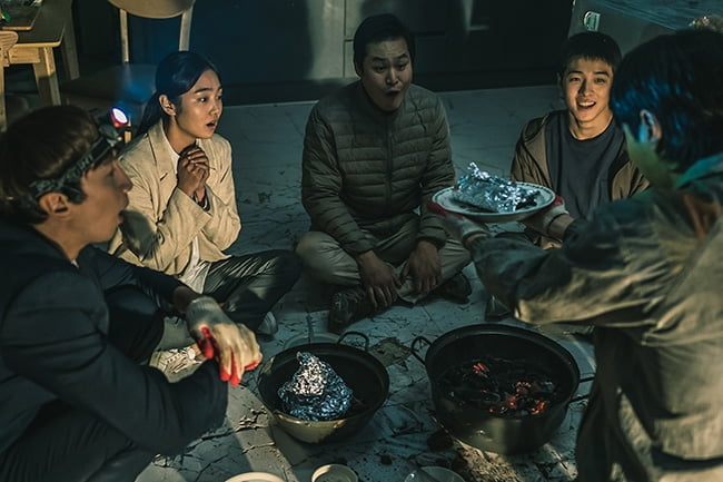 재미X케미X스펙터클 모두 다 낚은 ‘싱크홀’, ‘싱쿵’ 모멘트 스틸 공개
