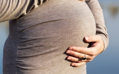 日, 의료 붕괴 현실화…임산부 집에서 출산하다 아기 사망 