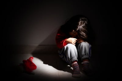 '데이트 하려고' 7세 가둔 엄마…탈출한 아들, 차에 치어 사망 [글로벌+]