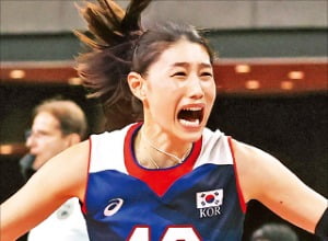 김연경이 지난달 31일 도쿄올림픽 여자 배구 A조 조별리그에서 일본에 승리한 뒤 환호하고 있다.   연합뉴스 