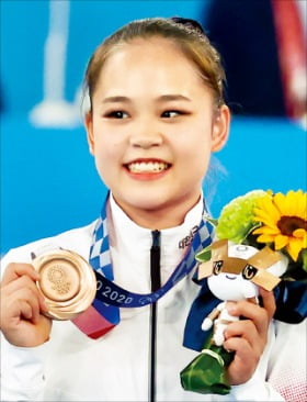 여서정이 1일 2020 도쿄올림픽 여자 기계체조 도마 결선에서 획득한 동메달을 목에 걸고 미소짓고 있다.  연합뉴스 