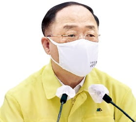 홍남기 "소상공인에 세금·사회보험료 납부유예 검토"