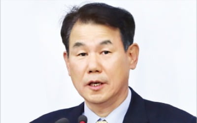 靑 '시장과 소통'…교수 대신 관료 낙점 "무조건 제재를 위한 감독 안하겠다"