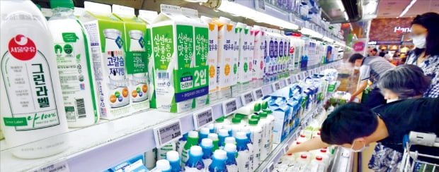 지난 1일 원유(原乳)값 인상으로 우유와 유제품 가격의 연쇄 상승이 예상된다. 소비자들이 8일 서울 양재동 하나로클럽에서 우유를 사고 있다. 김영우 기자 