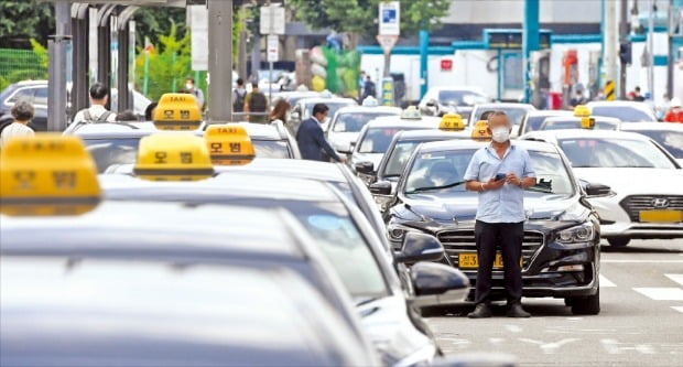 < 손님도 없는데… > 가파른 LPG 가격 상승으로 택시업계와 자영업자, 저소득층 가구의 부담이 커지고 있다. 지난 5일 서울역 인근 도로에 택시들이 줄을 지어 서 있다.   허문찬 기자 