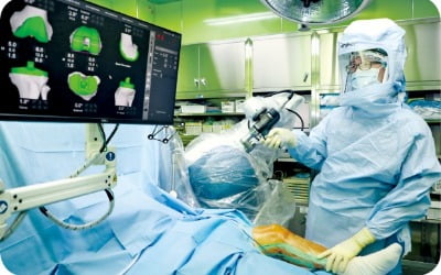 로봇 인공관절 수술…단일병원 5000건 시대