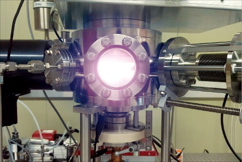 플라스마 상태로 만든 뒤 거기서 나오는 빛으로 물질의 특성을 찾아내는 유도결합플라스마 분광 분석장치. /한국원자력연구원 제공 