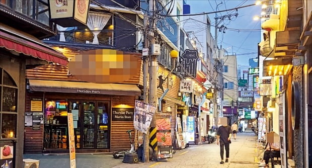 지난 10일 저녁 부산 부전동 서면거리 일대가 한산한 모습이다. 이날부터 부산에서 사회적 거리두기 4단계가 시행되면서 오후 6시 이후 사적 모임이 2명 이하로 제한됐다.  /연합뉴스 