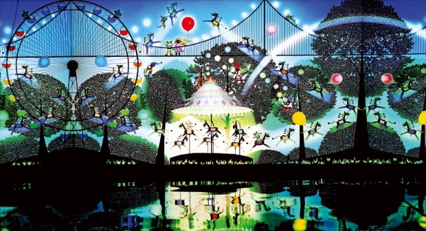 후지시로 세이지의 가게에 작품 ‘목마의 꿈’(1998). 작품 앞에 설치한 수조와 양옆 거울을 통해 무한히 확장되는 것처럼 연출한 놀이공원의 풍경이 환상적인 분위기를 자아낸다.  케이아트커뮤니케이션 제공 