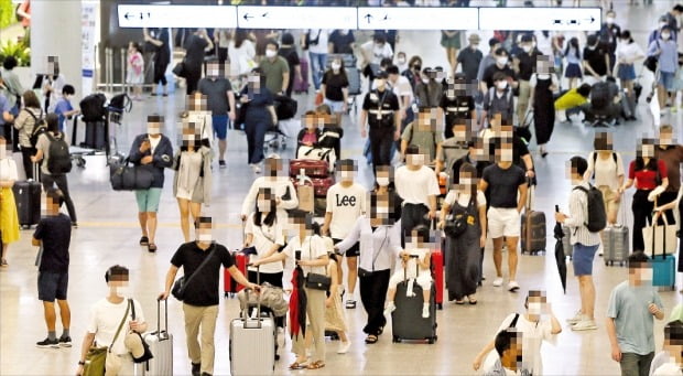 < 북적이는 제주공항 > 광복절 연휴가 시작된 지난 14일 제주국제공항이 관광객들로 북적이고 있다. 이날 제주는 신규확진자 39명이 나오면서 누적확진자 2000명을 넘겼다.  연합뉴스 