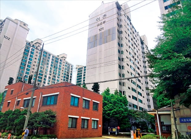최근 리모델링 사업이 활발히 진행 중인 서울 용산구 이촌동 코오롱아파트 전경.  은정진 기자
 