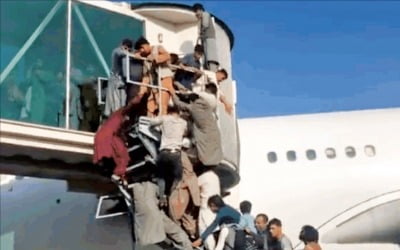 총성·비명 뒤엉켜 아비규환…아프간 카불 공항 '사이공 대탈출' 재연