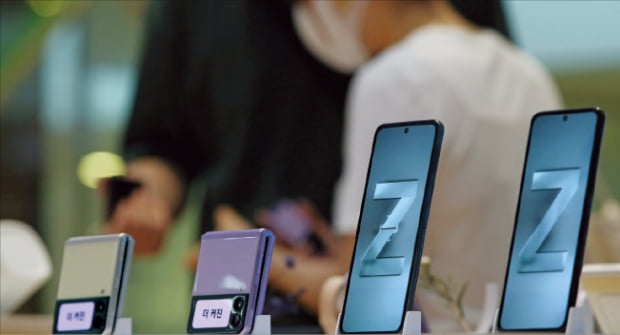 서울 서초동 삼성 딜라이트샵에 삼성전자 폴더블폰 신제품 갤럭시Z폴드3와 갤럭시Z플립3가 진열돼 있다.  뉴스1 