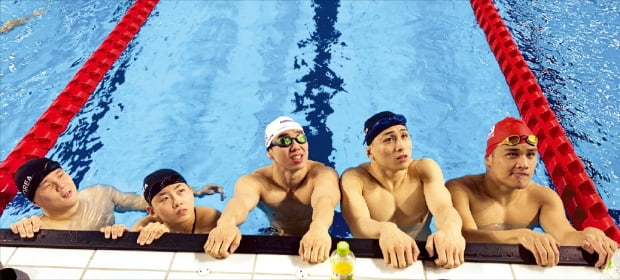 훈련 중인 한국 수영대표팀 한국 패럴림픽 수영대표팀 선수들이 2020 도쿄패럴림픽 개막을 나흘 앞둔 지난 20일 일본 도쿄 수영 경기장에서 훈련하고 있다. 2016년 리우패럴림픽 수영 3관왕에 오른 조기성을 앞세운 수영대표팀은 한국 선수단의 목표인 종합 20위 도전에 힘을 보탠다는 각오다.  연합뉴스 