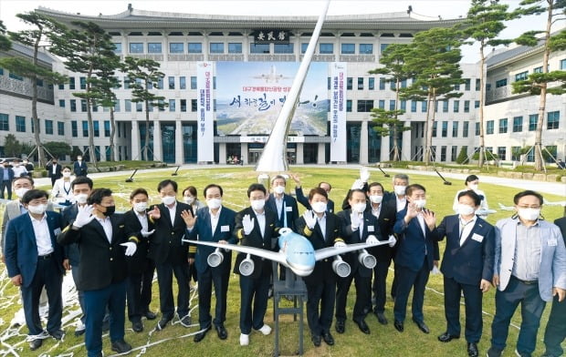 대구경북통합신공항 이전지 확정 1주년 기념행사가 열린 지난달 30일 경북도청 본관 앞에서 이철우 경북지사, 권영진 대구시장 등 참석자들이 상징 조형물 제막식을 끝내고 통합신공항의 성공적 건설을 다짐했다. /경상북도 제공 