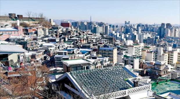 서울시가 주택 공급을 늘리기 위해 ‘공공기획 정비사업’ 활성화에 나서고 있다. 공공기획 참여를 저울질하고 있는 서울 종로구 창신동 일대 도시재생지역.  한경DB 