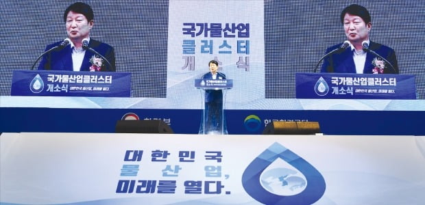 권영진 대구시장이 2019년 9월 대구국가물산업클러스터 개소식에서 인사말을 하고 있다. /대구시 제공 