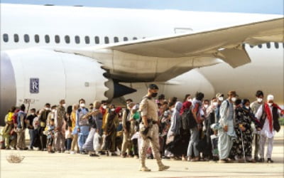 정부, 軍 수송기 3대 투입해 아프간인 400여명 국내 이송