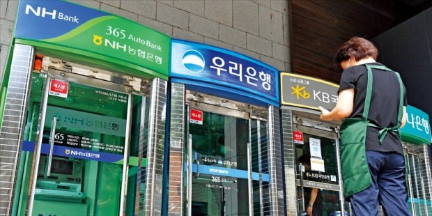 한국은행이 26일 기준카지노 바카라를 인상하면서 영세 중소기업과 자영업자들의 어려움이 커질 것이란 우려가 나오고 있다. 서울 광화문의 대형 빌딩 입구 은행 현금자동입출금기(ATM) 앞에 한 자영업자가 서 있다. /김범준 기자 