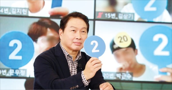 최태원 SK그룹 회장이 지난 26일 경기 이천 SKMS연구소에서 열린 ‘이천포럼 2021’에서 회사 직원들과 함께 퀴즈를 풀고 있다.   /SK 제공 