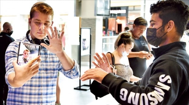 미국 뉴욕주 가든시티에 있는 ‘삼성 익스피리언스 스토어’를 방문한 현지인 고객들이 갤럭시Z폴드3를 체험해보고 있다.  /삼성전자 제공 