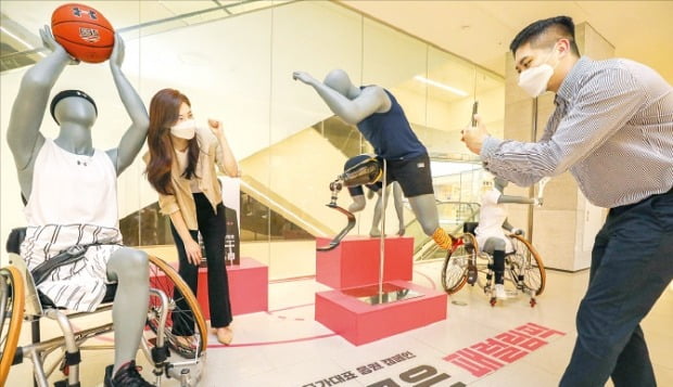 [포토] 현대백화점 패럴림픽 마네킹과 ‘찰칵’   
