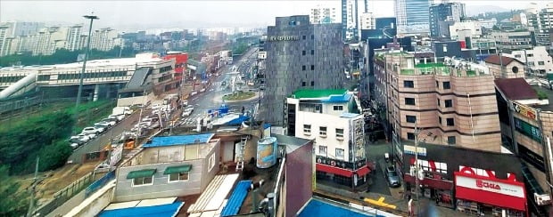 정부가 지난 30일 신규 공공택지로 경기 의왕·군포·안산지구와 화성 진안지구 등 수도권 7곳을 확정해 발표하자 해당 지역 집값이 들썩이고 있다. 신도시급으로 조성될 의왕시 삼동 의왕역 일대 모습. /은정진 기자 