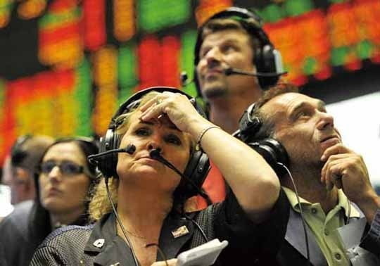 <YONHAP PHOTO-0579> Traders work in the Eurodollar futures pit on the trading floor at the CME Group on September 21, 2011 in Chicago. The Federal Reserve Open Market Committee announced Wednesday that it would keep a key short term interest rate at the historically low rate of zero to 0.25 percent. In its policy statement, the Fed announced it will be selling $400 billion worth of short-term securities and buying and equal amount of longer-term securities in a move to push long term interest rates lower.     UPI/Brian Kersey/2011-09-22 05:27:45/
<저작권자 ⓒ 1980-2011 ㈜연합뉴스. 무단 전재 재배포 금지.>