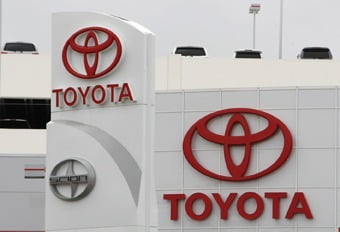 <YONHAP PHOTO-0159> The Toyota logo is seen on signage at City Toyota April 23, 2008 in Daly City, California. Toyota surpassed General Motors in global sales for the first three months of 2008. Toyota reported the sales of 2.41 million vehicles compared to GM's 2.25 million.  (Photo by Justin Sullivan/Getty Images)    AFP      = FOR NEWSPAPER, INTERNET, TELCOS AND TELEVISION USE ONLY =/2008-04-24 07:17:19/
<저작권자 ⓒ 1980-2008 ㈜연합뉴스. 무단 전재 재배포 금지.>

지난 1.4분기중 도요타자동차 자동차 판매대수는 241만대로 GM의 225만대를 앞질렀는 데 사진은 23일 캘리포니아 데일리시티 시티도요타 도요타 로고(AFP=연합뉴스)<저작권자 ⓒ 2007 연 합 뉴 스. 무단전재-재배포 금지.>